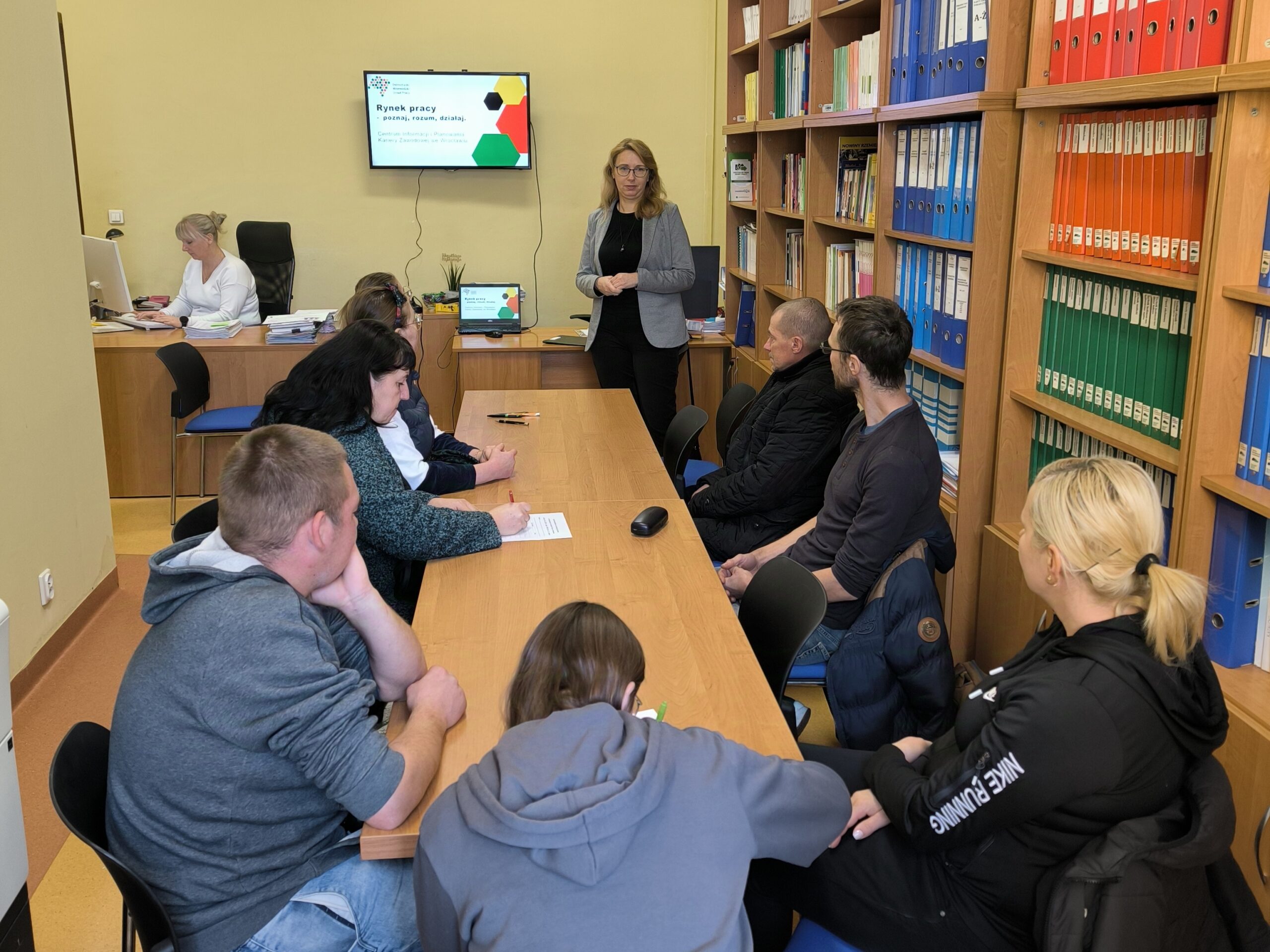 Doradczyni Zawodowa przedstawia prezentację nt. Rynku Pracy.