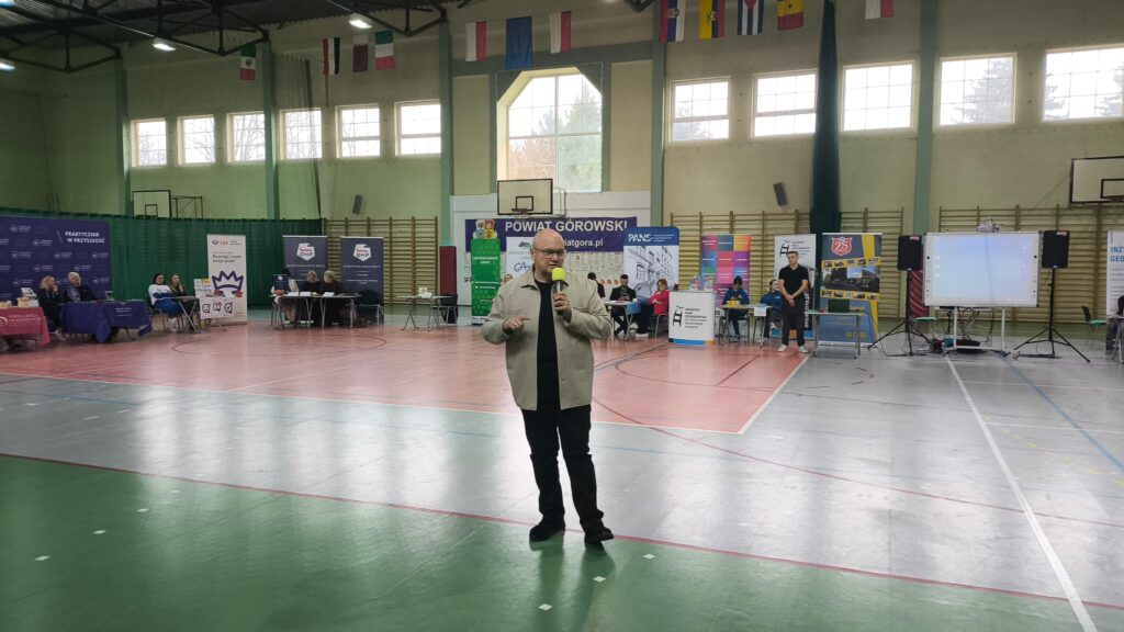 Doradca Centrum Kariery Stoi Na Auli Targów I Prezentuje Usługi Centrum Kariery