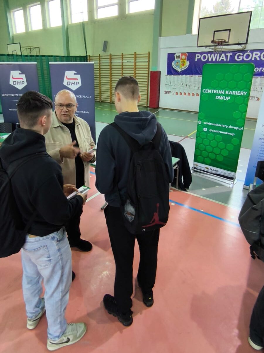 Doradca Rozmawia Z Uczestnikami Teragów Pracy
