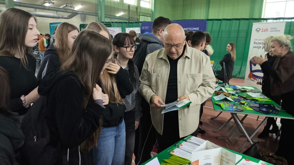 Doradca Zawodowy Prezentuje Uczestniczkom Ulotki Centrum Kariery