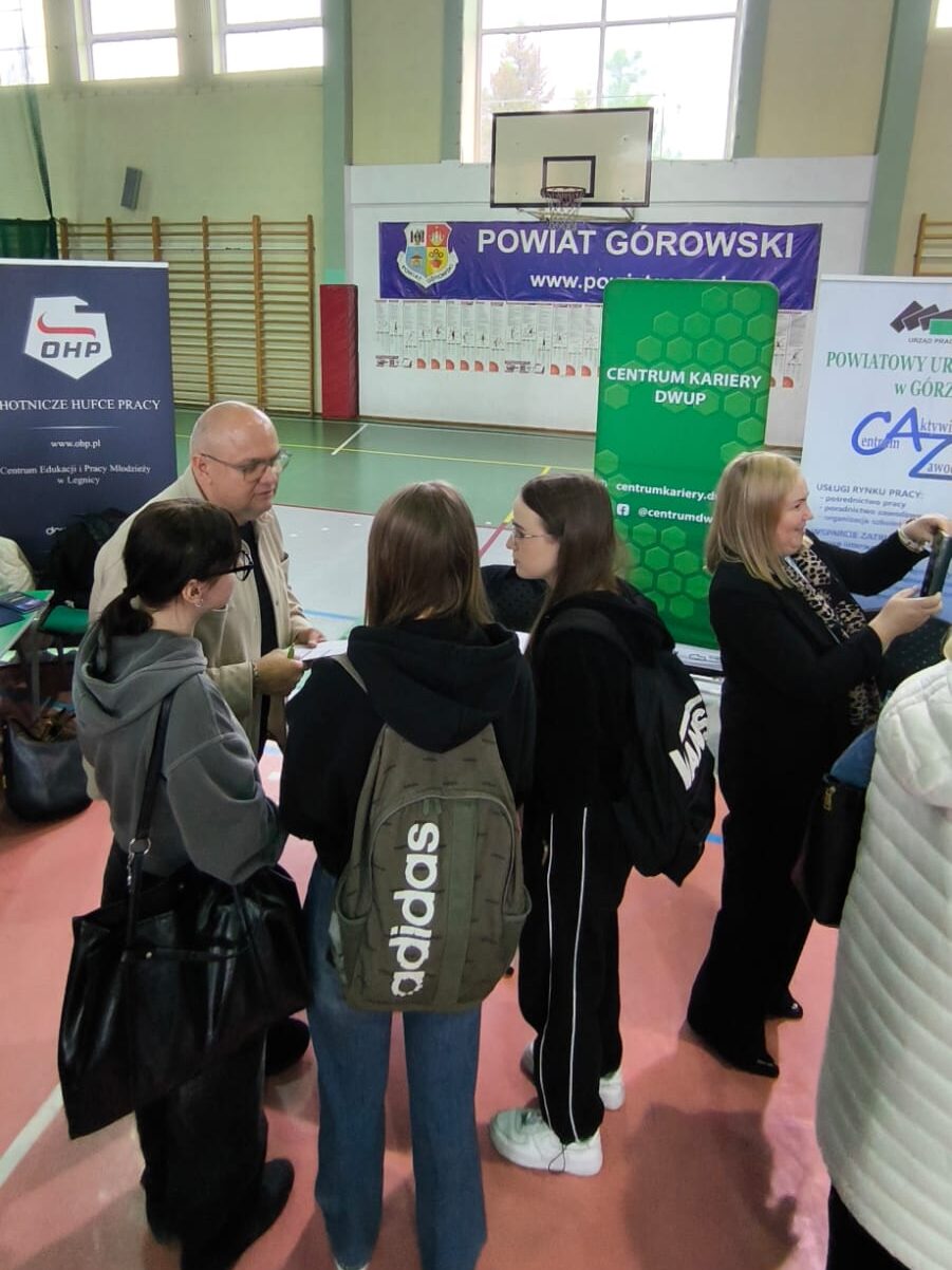 Doradca Zawodowy Rozmawia Z Uczestniczkami Targów Pracy