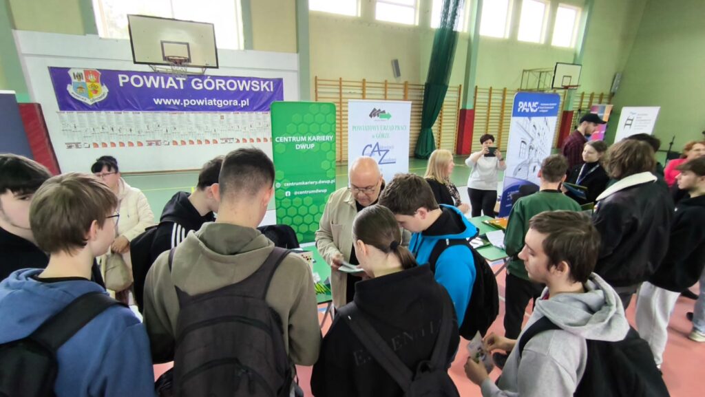 Młodzież Powiatu Górowskiego Stoi Przed Stoiskiem Wystawienniczym Centrum Kariery