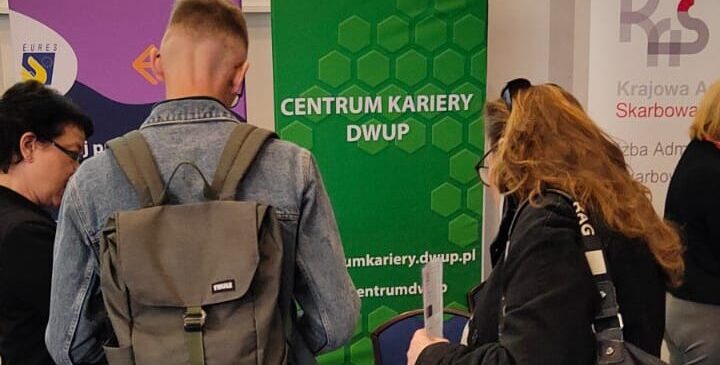 Uczestnicy Targów Pracy Stoja Przed Stoiskiem Centrum Kariery DWUP