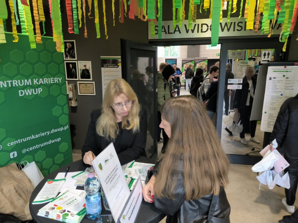 Dwie Kobiety Stoją Przy Stole I Omawiają CV