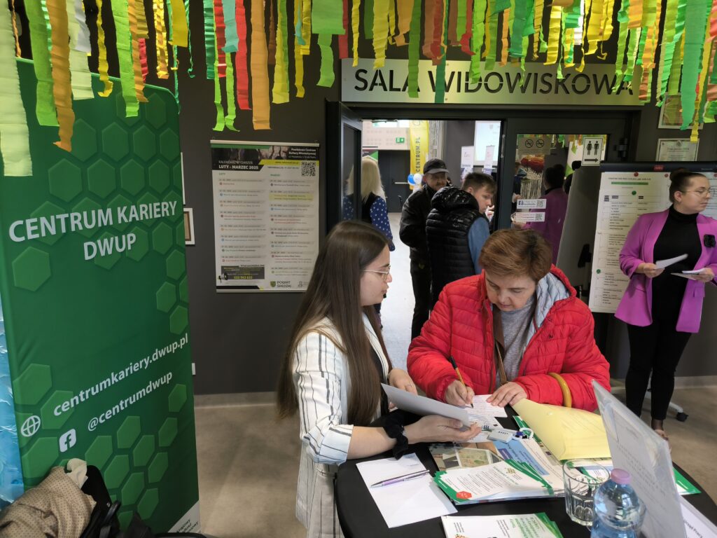 Dwie Kobiety Stoją Przy Stoliku I Omawiają CV